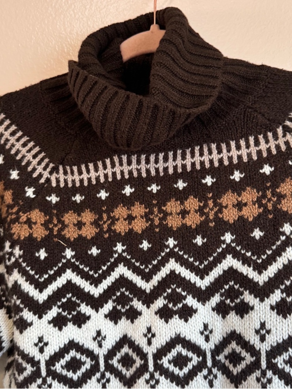 AMERICAN EAGLE Women’s Cream and Brown Fair Isle Turtleneck Sweater - Picture 5 of 6